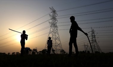 Hindistan'da aşırı sıcaklar su ve elektrik kesintisine yol açtı