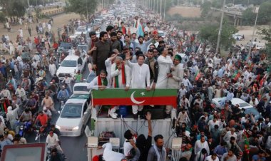 Pakistan'da eski Başbakan Han, seçim kararı alınması için süre tanıyarak yürüyüşe son verdi