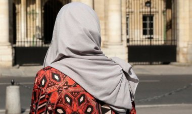 Fransa'da bir kadın "başörtün karanlık çağların kıyafeti" denilerek restorana alınmadı