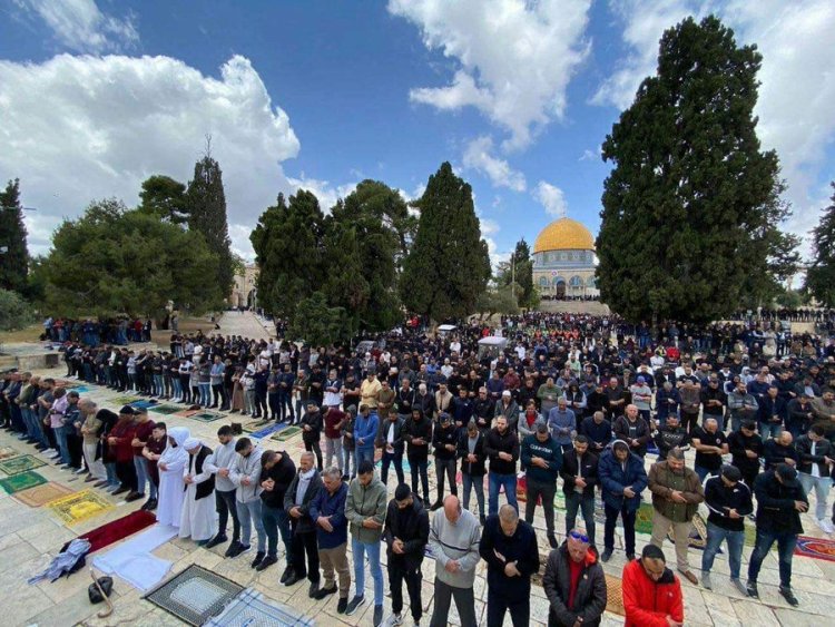 Cuma namazında Mescidi Aksa'da yine büyük bir kalabalık toplandı