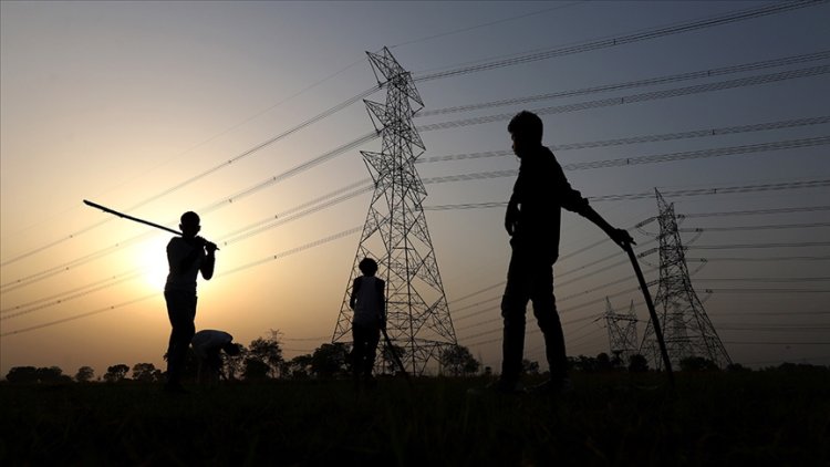 Hindistan'da aşırı sıcaklar su ve elektrik kesintisine yol açtı