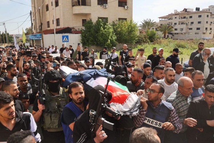 İşgalci İsrail'in katlettiği Gazeteci Şirin Ebu Akile kalabalık bir törenle toprağa verildi