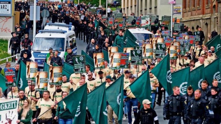 Almanya'da radikal sağcı AfD üyelerinin mesajlaşmaları sızdı: 'Savaşa hazırlanın'