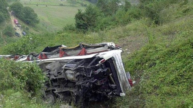 Pakistan'da otobüs, vadiye düştü: En az 18 ölü