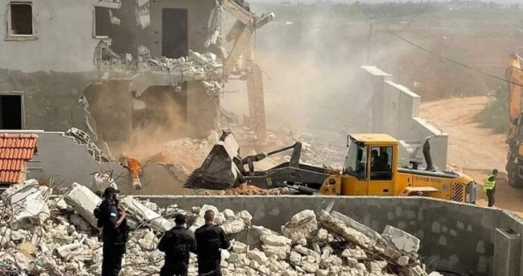 İşgalciler Filistinli bir ailenin evini yıktı 8 kişiyi ise alıkoydu