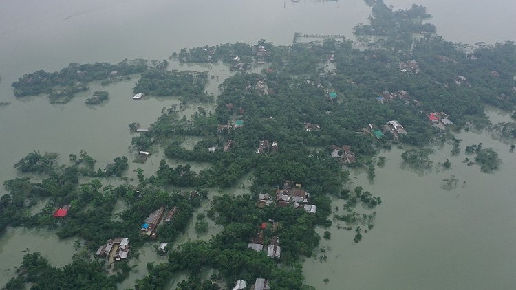 Bangladeş ve Hindistan son yılların en büyük sel felaketi ile karşı karşıya