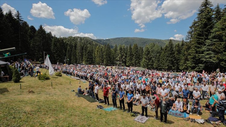 Bosna Hersek'teki 512. Ayvaz Dede Şenlikleri binlerce kişinin kıldığı öğle namazıyla sona erdi