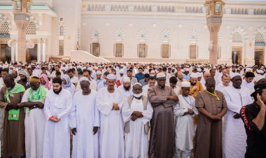 Yüz binlerce hacı cuma namazını Mescid-i Nebevi'de kıldı