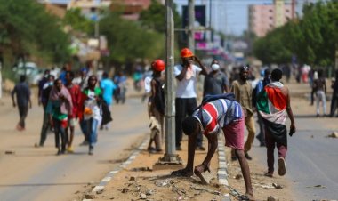 Sudan'da askeri yönetim karşıtı binlerce kişi sokaklara indi