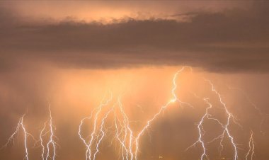 Hindistan'da yıldırım çarpması sonucu onlarca kişi öldü