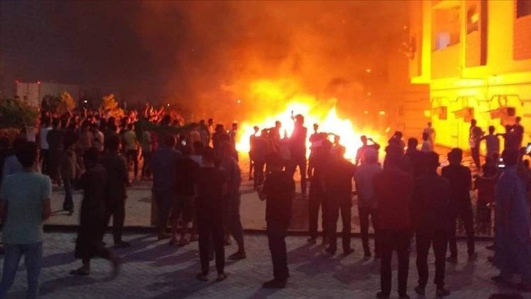 Libya’da tansiyon yükseliyor: Eylemciler meclisi ateşe verdi