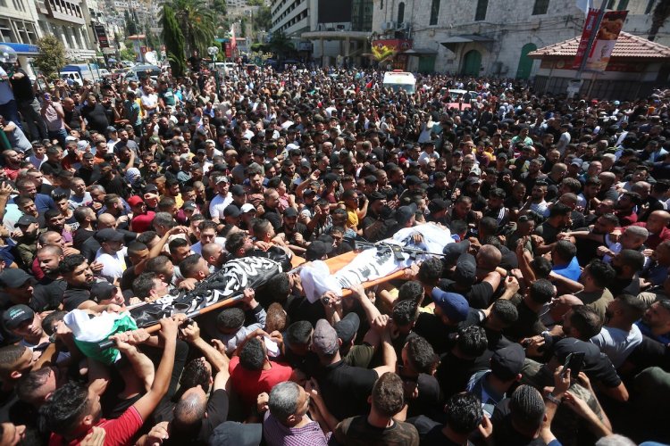 Nablus'ta binlerce kişinin katıldığı şehidlerin cenaze töreninde İşgalci İsrail'e öfke seli