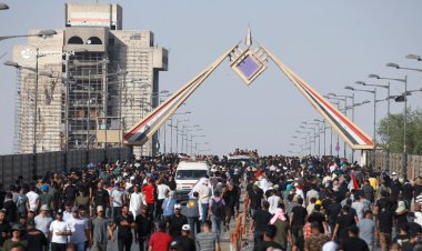 Irak Meclisinde eylem yapan Sadr destekçileri, "erken seçim ve Maliki'nin yargılanmasını" istiyor