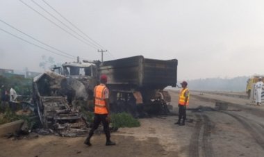 Nijerya'da yolcu otobüsü ile kamyon çarpıştı: 16 ölü