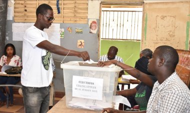 Senegal'de düzenlenen genel seçimde iktidar partisi çoğunluğunu kaybetti