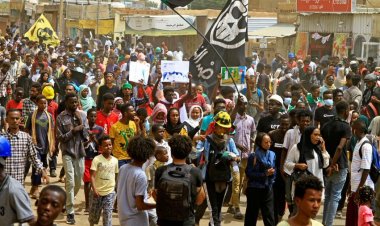Sudan'da binlerce kişi askeri yönetimi protesto etti