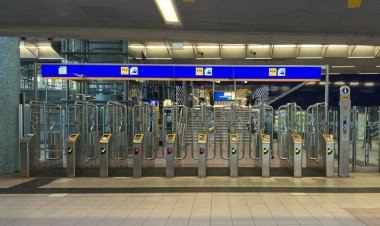 Hollanda'da demir yolu çalışanları greve gitti