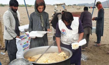 Yetimler Vakfı Afgan selzedelere sıcak aş dağıttı