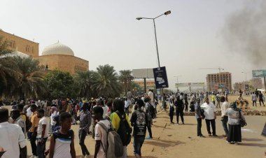 Sudan'da göstericiler sivil yönetime geçiş için sokaklara indi