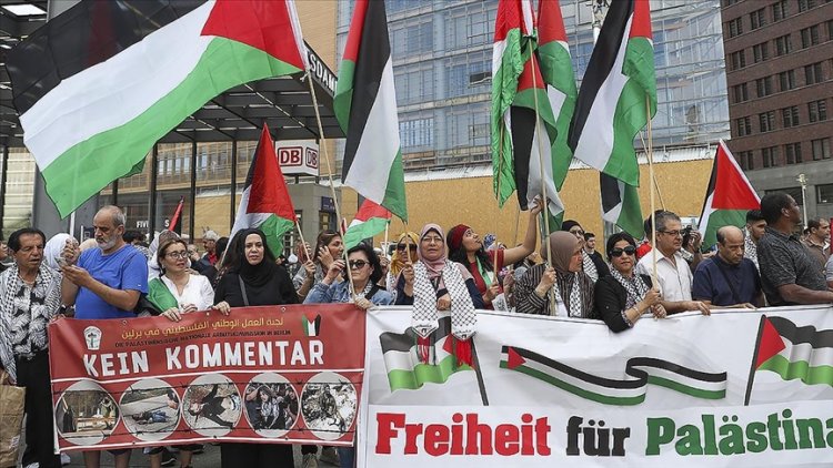 Almanya'da Gazze ile dayanışma gösterisinde yükselen ses: Kurban ve celladı karıştırmayın