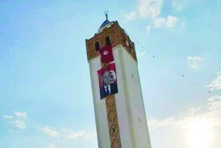 Tunus diktatörü camilere kendi posterlerini astırıyor