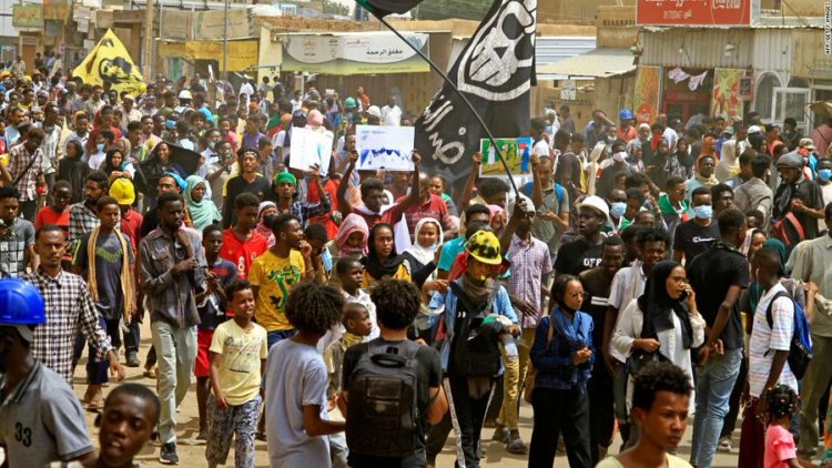 Sudan'da binlerce kişi askeri yönetimi protesto etti
