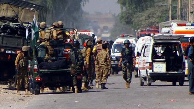 Pakistan'da askeri konvoya saldırı: 10 ölü