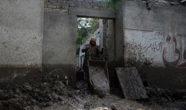 Pakistan'da halk sel felaketinin izlerini silmeye çalışıyor