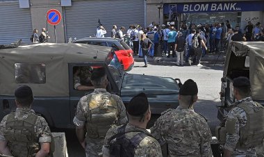 Lübnan’da bankadan paralarını çekemeyen göstericiler, bankayı bastı