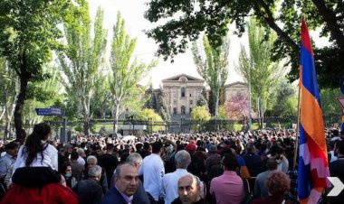 Ermenistan'da Paşinyan'ın istifasını isteyen protestocular meclis önünde eylem yapıyor