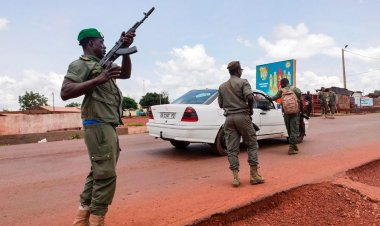 Mali askerleri casusluk yapan 2 Fransız diplomatı gözaltına aldı