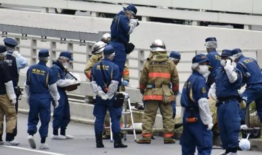 Abe'ye devlet cenazesi düzenlenmesini protesto eden adam kendini ateşe verdi