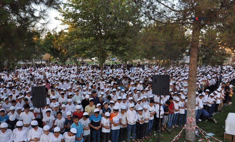 Binlerce çocuk "Hayat Namazla Güzeldir" dedi