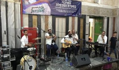 Siyonist yerleşimciler İbrahim Camisi'nde eğlence partisi düzenledi