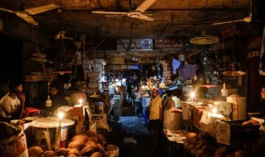 Bangladeş'te hayat durdu: 140 milyon kişi elektriksiz kaldı