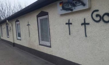 Almanya'da bir caminin duvarına Müslüman karşıtı sloganlar yazıldı