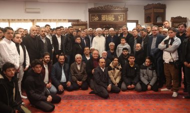 Diyanet İşleri Başkanı Erbaş, Fransa'da sabah namazında gençlerle buluştu