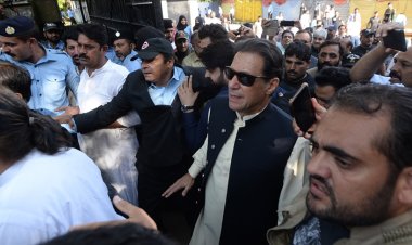 Pakistan'da eski Başbakan Han, ara seçimleri önde tamamladı