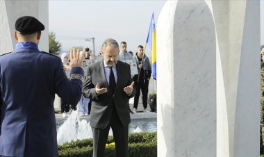 Bosna Hersek'in ilk Cumhurbaşkanı İzetbegoviç vefatının 19. yılında kabri başında anıldı