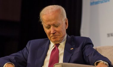 Joe Biden, 2024'te adaylık niyeti olduğunu açıklarken uyukladı