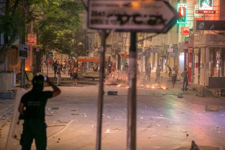 Tunus’ta göstericiler polisle çatıştı