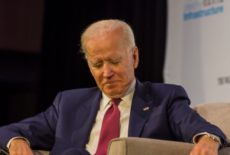 Joe Biden, 2024'te adaylık niyeti olduğunu açıklarken uyukladı