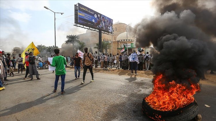Sudan'da kabile çatışmalarını protesto edenler valilik binasını ateşe verdi