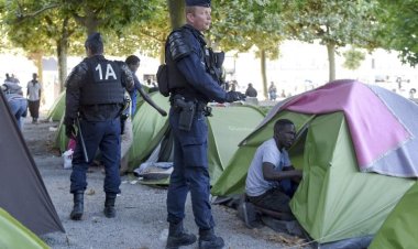 Fransa, hakkında sınır dışı kararı olan göçmenleri “arananlar listesi”ne koymayı planlıyor