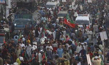 Pakistan'da İmran Han'ın partisi, başkente doğru yürüyüşe tekrar başladı