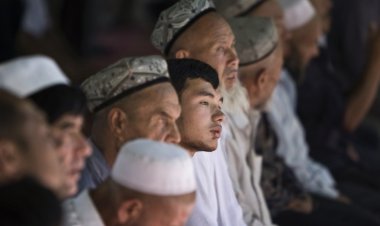 Çin namaz vakti uygulamasıyla Uygurları takip ediyor