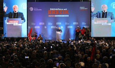 Arnavutluk'ta hükümet karşıtı gösteri düzenlendi