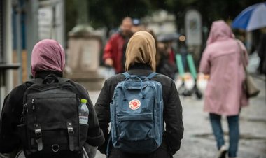 Alman Anayasa Mahkemesi, başörtüsü takmanın genel olarak yasaklanmaması gerektiğine karar verdi