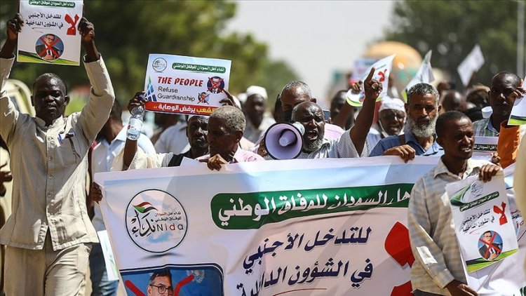 Sudan’da İslami partilerin organize ettiği gösteride BM Temsilcisi Peretz protesto edildi