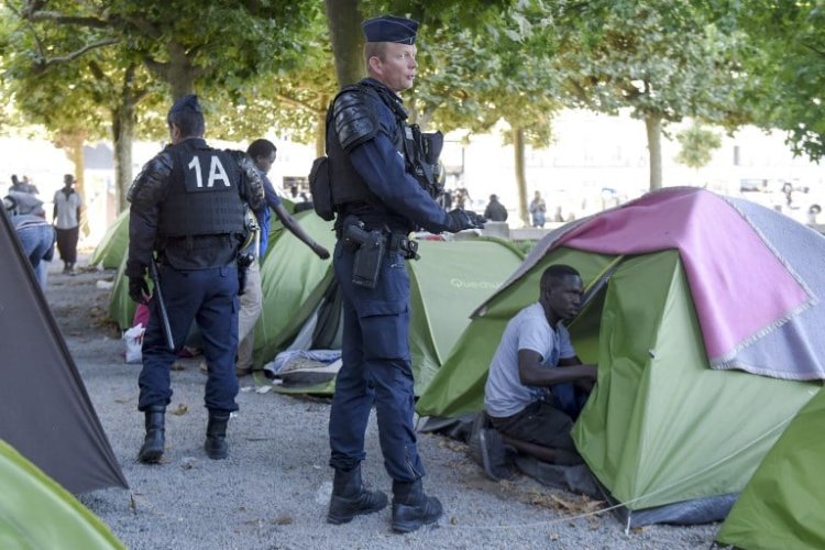 Fransa, hakkında sınır dışı kararı olan göçmenleri “arananlar listesi”ne koymayı planlıyor